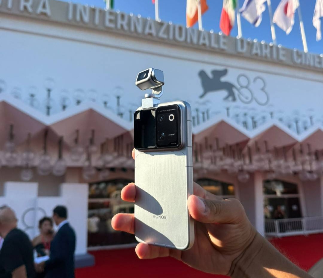 На Венецианском кинофестивале HONOR продемонстрировал кинематографические смартфоны HONOR Robot Phone и HONOR Magic9 Pro Max