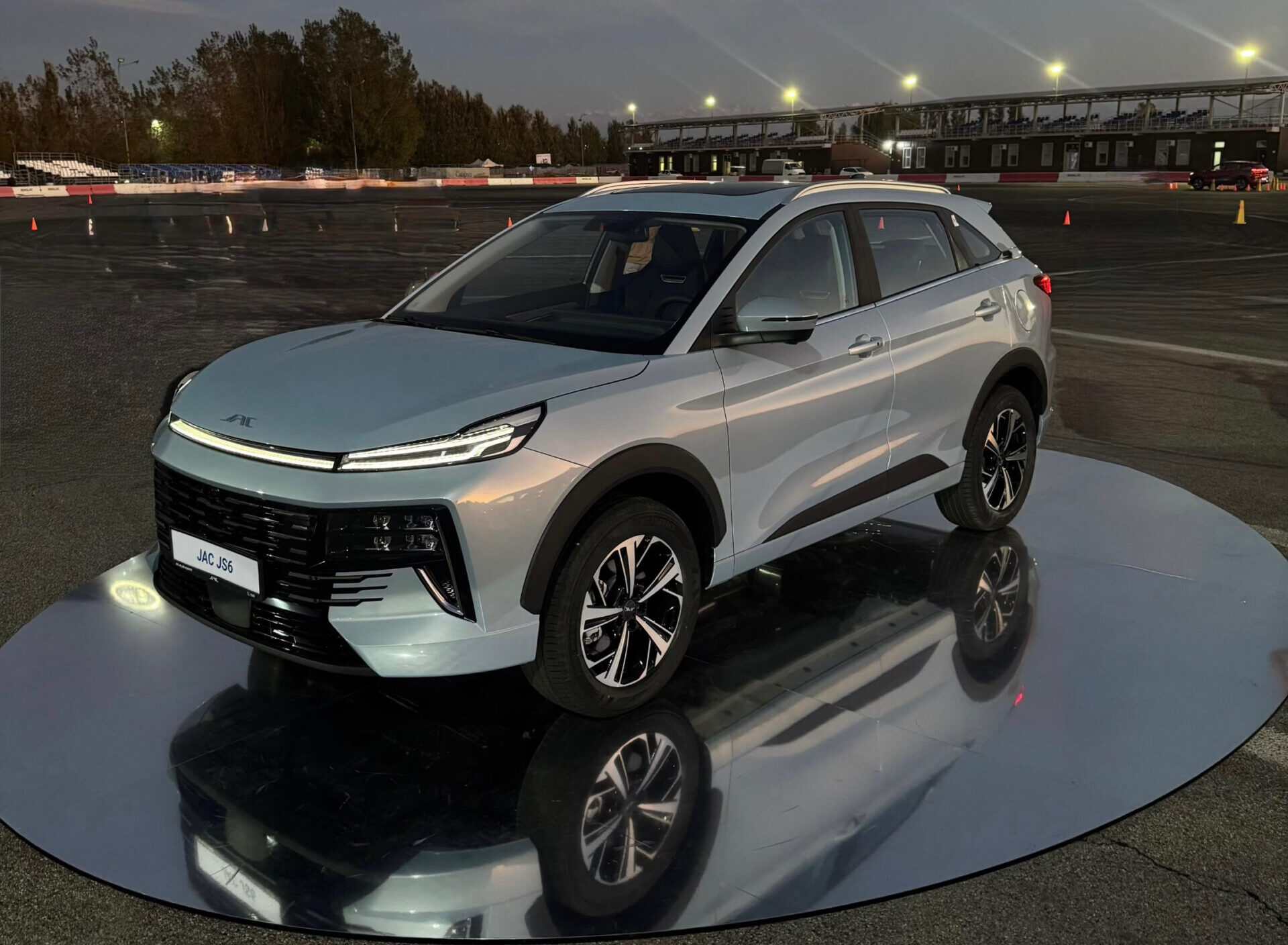 JAC представил обновленный JS6 и провёл масштабный тест-драйв 2 JAC представил обновленный JS6 и провёл масштабный тест-драйв