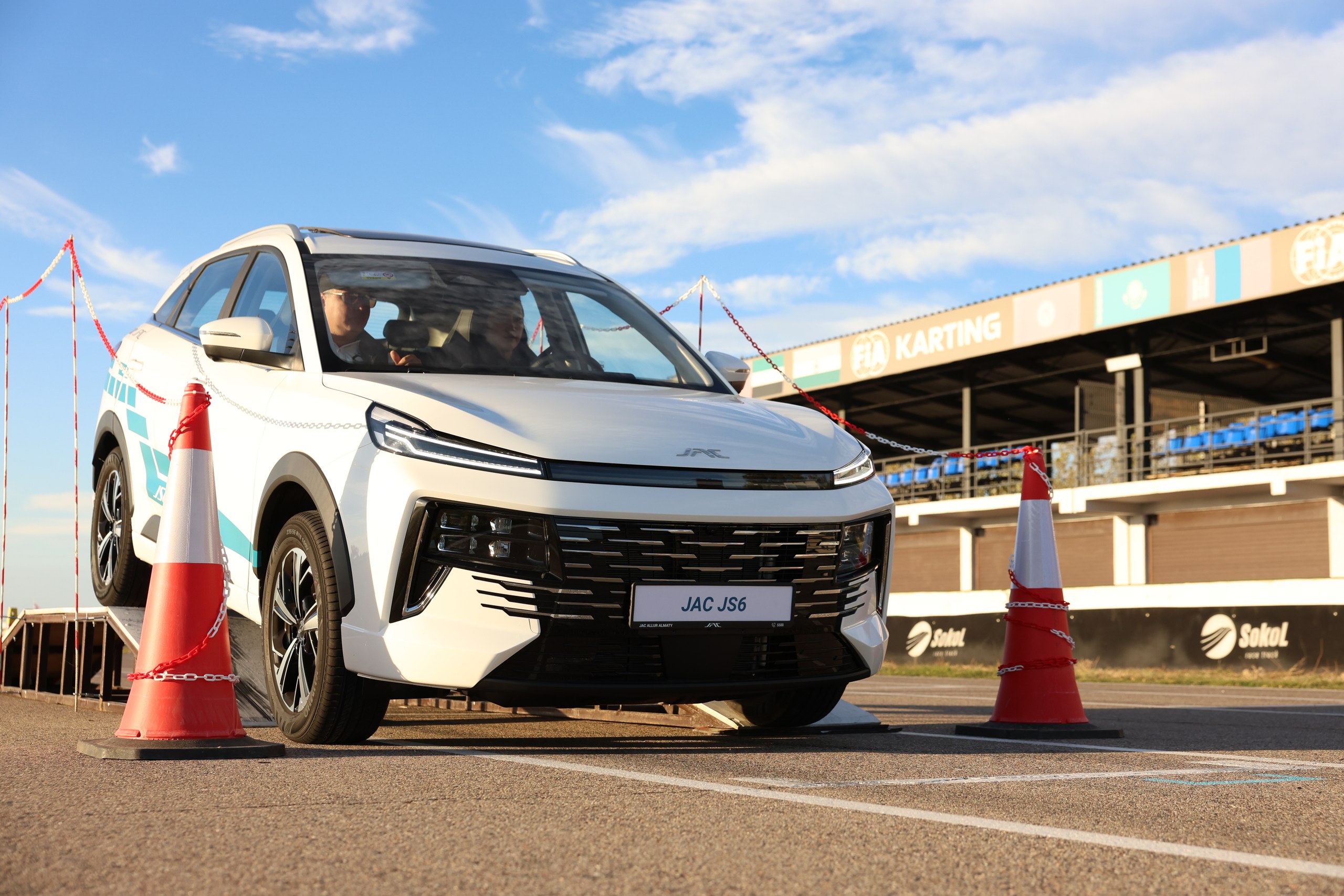 JAC представил обновленный JS6 и провёл масштабный тест-драйв 3 JAC представил обновленный JS6 и провёл масштабный тест-драйв