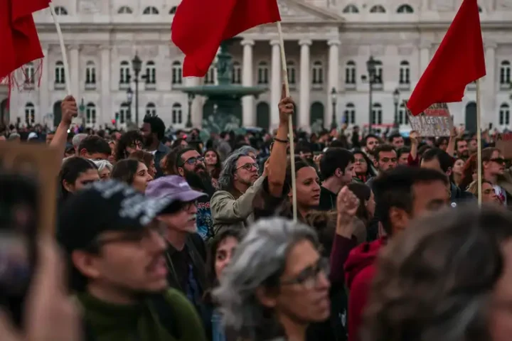 В Португалии тысячи людей протестуют против жилищного кризиса