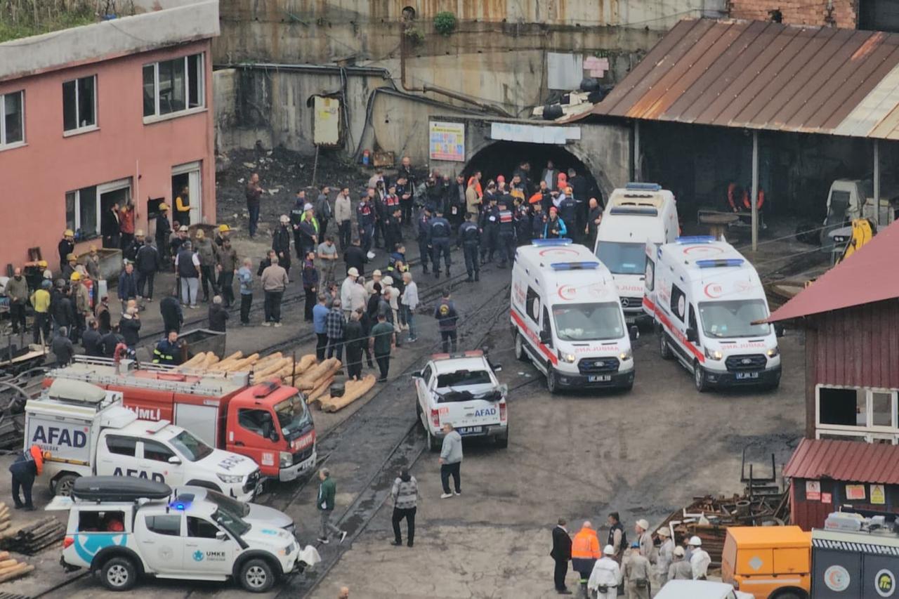 Двое горняков погибли при взрыве на шахте в Турции